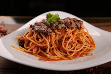 Lezzetli soslu lezzetli klasik İtalyan makarnası..