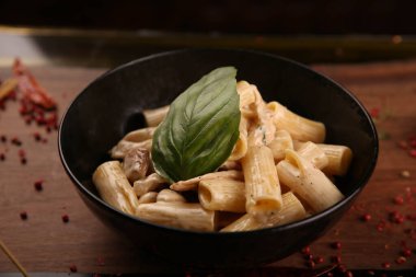 Lezzetli soslu lezzetli klasik İtalyan makarnası..