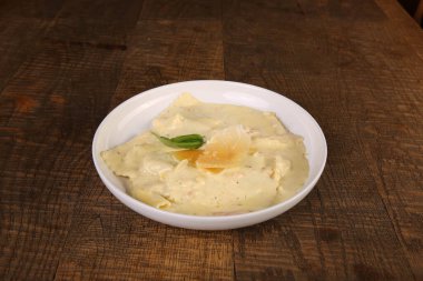 Lezzetli soslu lezzetli klasik İtalyan makarnası..