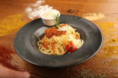 Lezzetli soslu lezzetli klasik İtalyan makarnası..