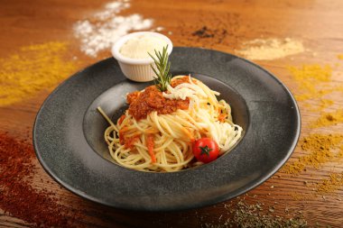 Lezzetli soslu lezzetli klasik İtalyan makarnası..