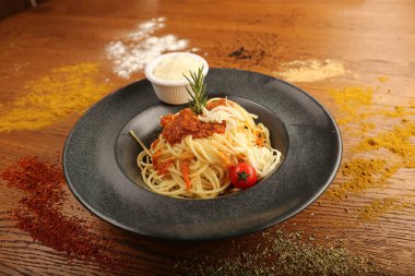 Lezzetli soslu lezzetli klasik İtalyan makarnası..