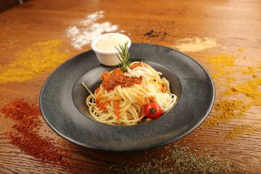 Lezzetli soslu lezzetli klasik İtalyan makarnası..