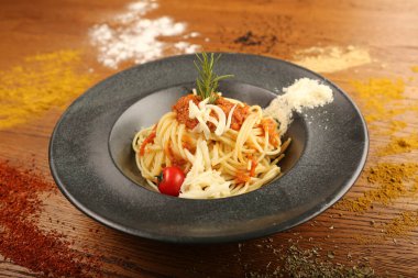 Lezzetli soslu lezzetli klasik İtalyan makarnası..