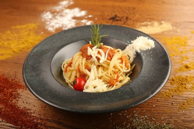 Lezzetli soslu lezzetli klasik İtalyan makarnası..