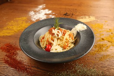 Lezzetli soslu lezzetli klasik İtalyan makarnası..