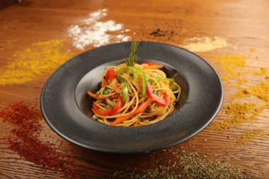 Lezzetli soslu lezzetli klasik İtalyan makarnası..