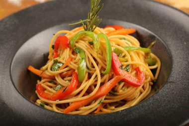 Lezzetli soslu lezzetli klasik İtalyan makarnası..