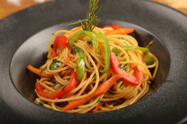 Lezzetli soslu lezzetli klasik İtalyan makarnası..