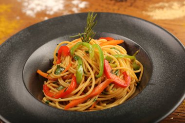 Lezzetli soslu lezzetli klasik İtalyan makarnası..