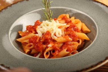 Lezzetli soslu lezzetli klasik İtalyan makarnası..