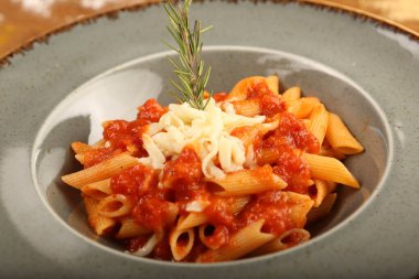 Lezzetli soslu lezzetli klasik İtalyan makarnası..