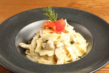 Lezzetli soslu lezzetli klasik İtalyan makarnası..