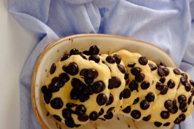 Koyu çikolata parçaları ile tanımlama