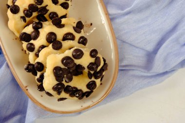 Koyu çikolata parçaları ile tanımlama