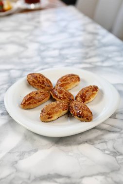 Koyu çikolata parçaları ile tanımlama