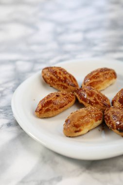 Koyu çikolata parçaları ile tanımlama