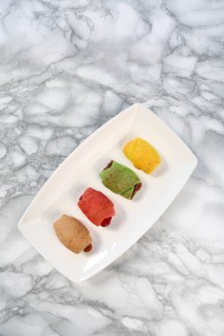 Koyu çikolata parçaları ile tanımlama