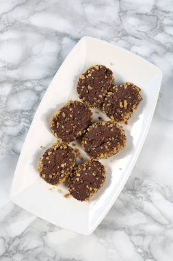 Koyu çikolata parçaları ile tanımlama