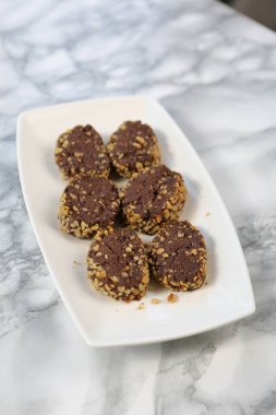 Koyu çikolata parçaları ile tanımlama