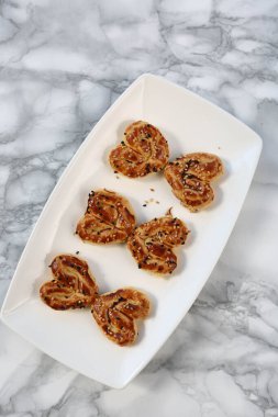 Koyu çikolata parçaları ile tanımlama