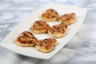 Koyu çikolata parçaları ile tanımlama