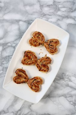 Koyu çikolata parçaları ile tanımlama