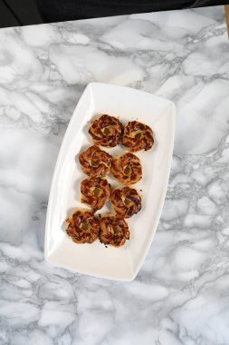 Koyu çikolata parçaları ile tanımlama