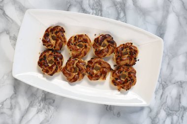 Koyu çikolata parçaları ile tanımlama