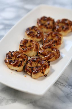 Koyu çikolata parçaları ile tanımlama