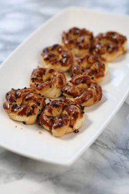 Koyu çikolata parçaları ile tanımlama