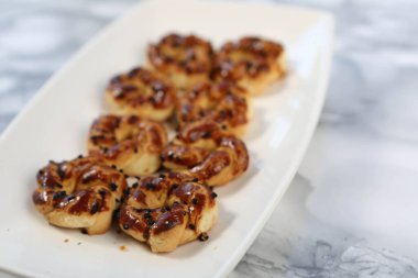 Koyu çikolata parçaları ile tanımlama