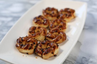 Koyu çikolata parçaları ile tanımlama