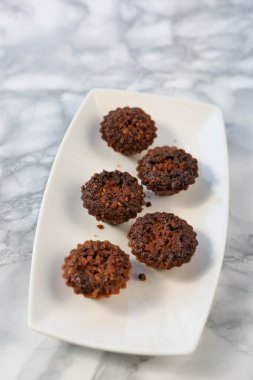 Koyu çikolata parçaları ile tanımlama