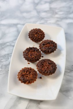 Koyu çikolata parçaları ile tanımlama