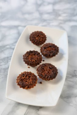 Koyu çikolata parçaları ile tanımlama