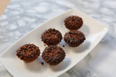 Koyu çikolata parçaları ile tanımlama