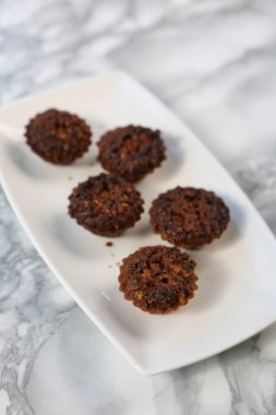 Koyu çikolata parçaları ile tanımlama