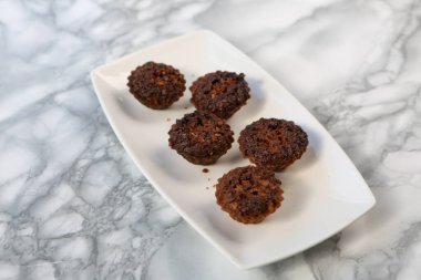 Koyu çikolata parçaları ile tanımlama