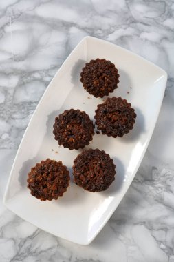 Koyu çikolata parçaları ile tanımlama