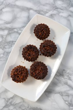 Koyu çikolata parçaları ile tanımlama