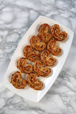 Koyu çikolata parçaları ile tanımlama