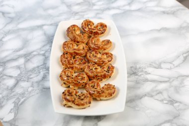 Koyu çikolata parçaları ile tanımlama