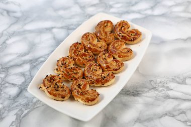 Koyu çikolata parçaları ile tanımlama