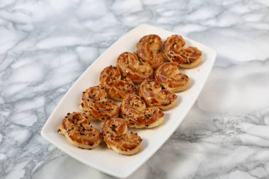 Koyu çikolata parçaları ile tanımlama