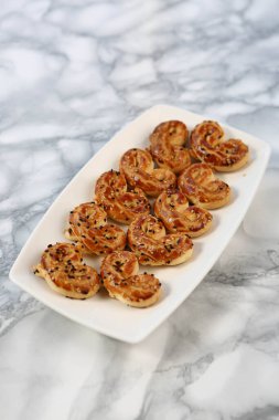 Koyu çikolata parçaları ile tanımlama