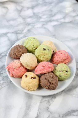 Koyu çikolata parçaları ile tanımlama