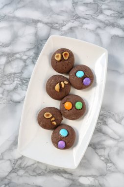 Koyu çikolata parçaları ile tanımlama