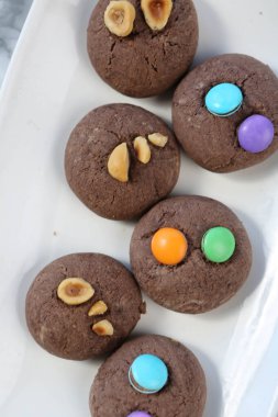 Koyu çikolata parçaları ile tanımlama