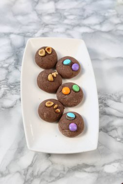 Koyu çikolata parçaları ile tanımlama